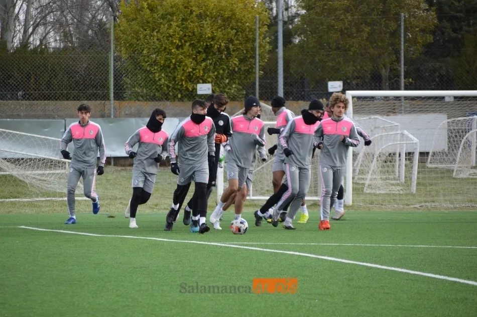 Foto 3 - Goles en el entrenamiento del Salamanca UDS para entrar en calor ante las heladas