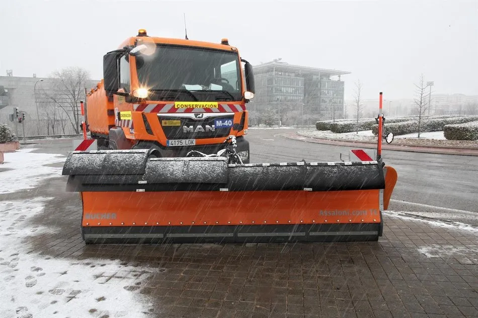 Un quitanieves despeja una carretera tras el paso de la borrasca Filomena, en Madrid. Foto: EP