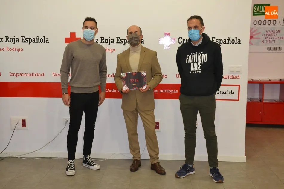 Cruz Roja recibe los 231€ recaudados en la San Silvestre Farinata  