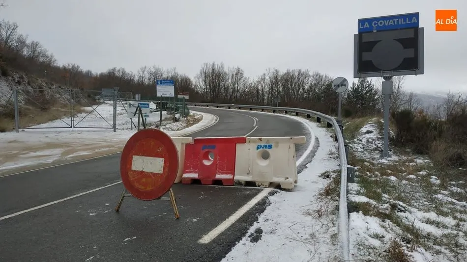 Foto 3 - La acumulaci&oacute;n de hielo en la calzada obliga a cerrar&nbsp;la SA-201 en La Alberca y la SA-203 en El...
