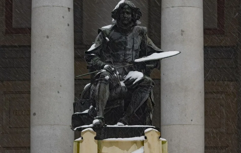 La escultura del pintor Velázquez cubierta de nieve. Foto: EP