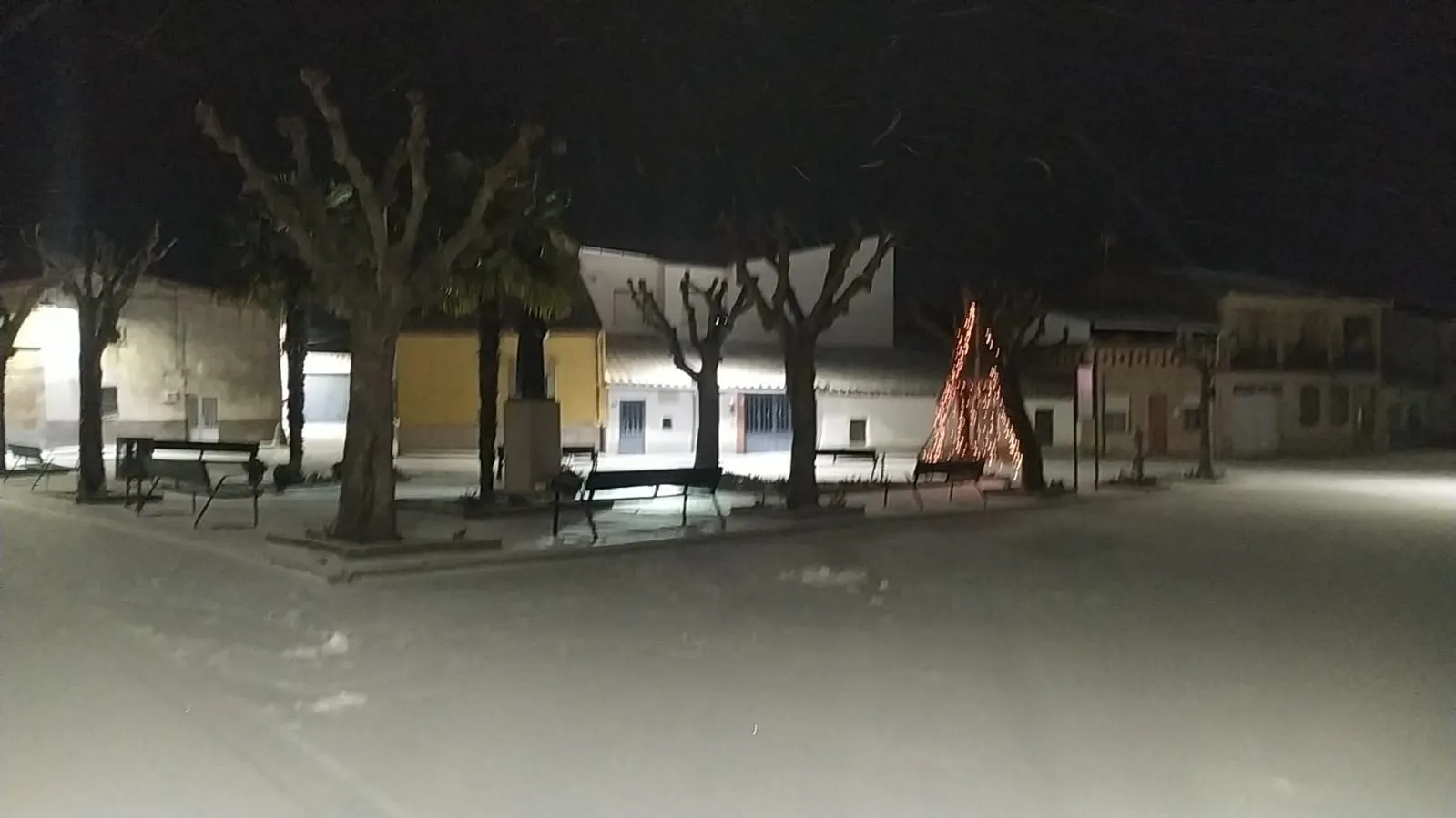 Nieve en los alrededores de la plaza Sor Eusebia de Cantalpino. | Pinto