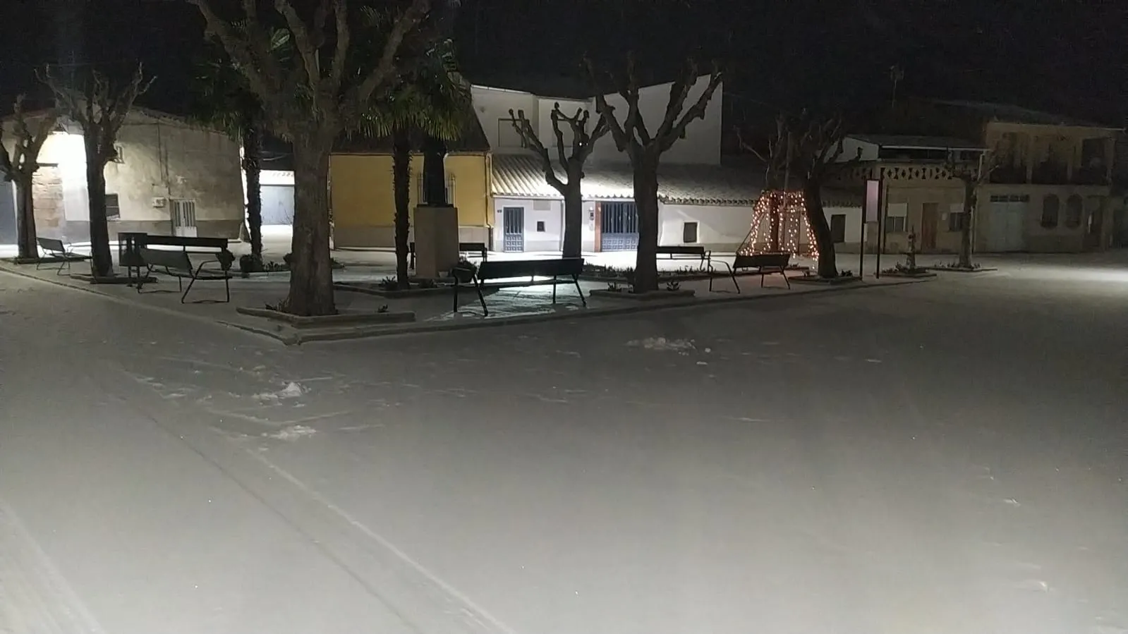 Foto 2 - La comarca recibe la primera nevada del a&ntilde;o