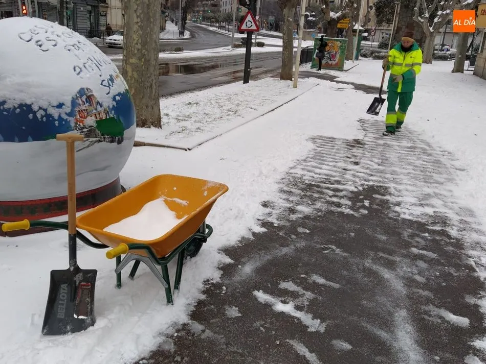 Los operarios del Servicio de Limpieza trabajan desde anoche por el temporal - César García