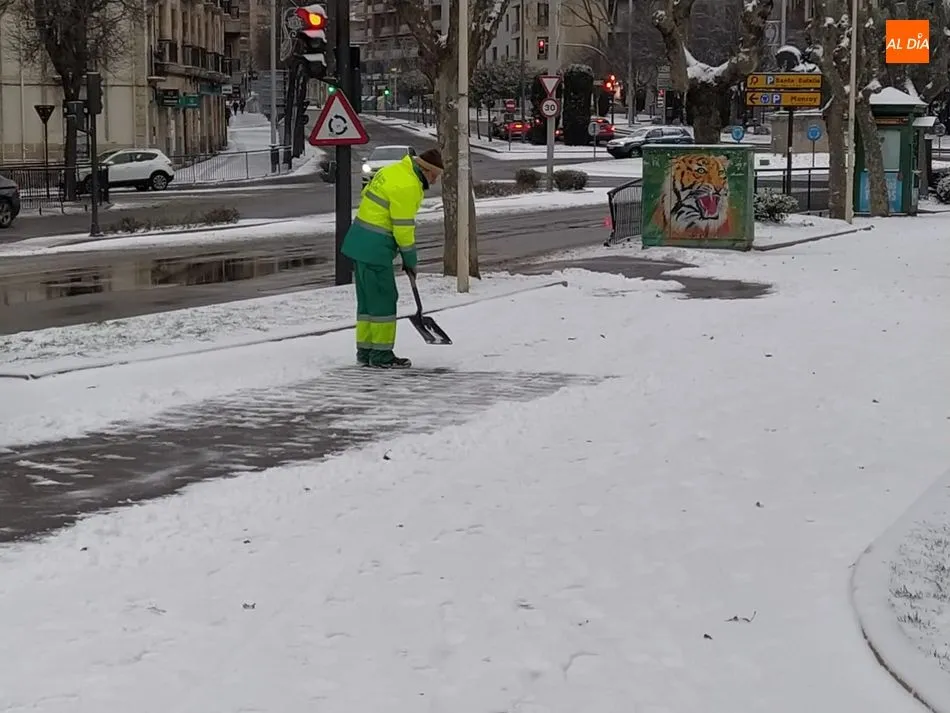 Foto 5 - Numerosas incidencias debido a la presencia de nieve y hielo en las calles