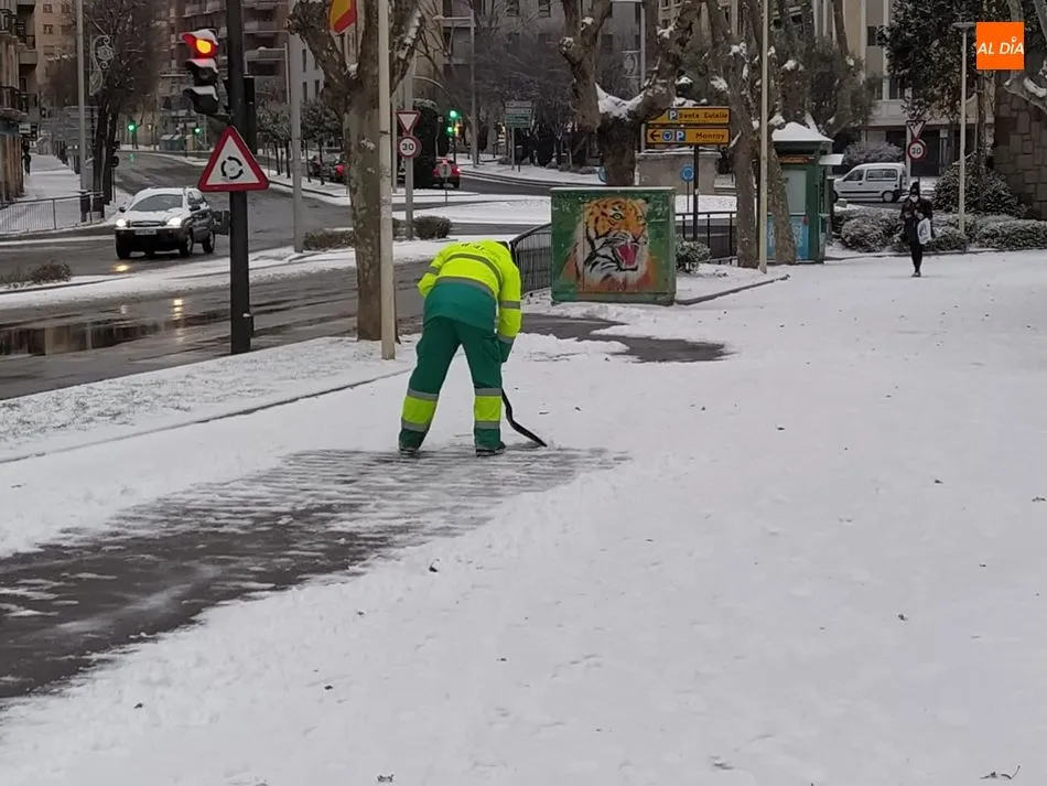 Foto 4 - Numerosas incidencias debido a la presencia de nieve y hielo en las calles