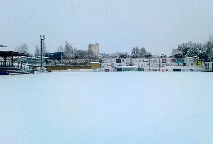 Foto 2 - La nieve ti&ntilde;e de blanco los campos de f&uacute;tbol de Salamanca