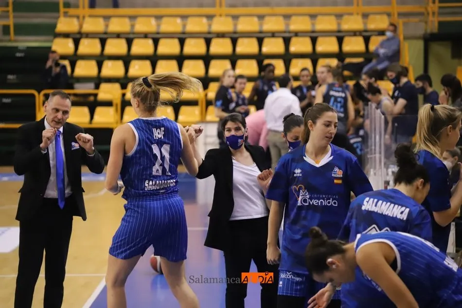 El banquillo de Avenida celebra una canasta