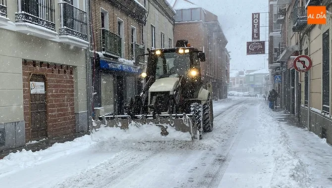 Varias excavadoras y vehículos pesados están retirando hielo y nieve de las calles dentro del operativo municipal