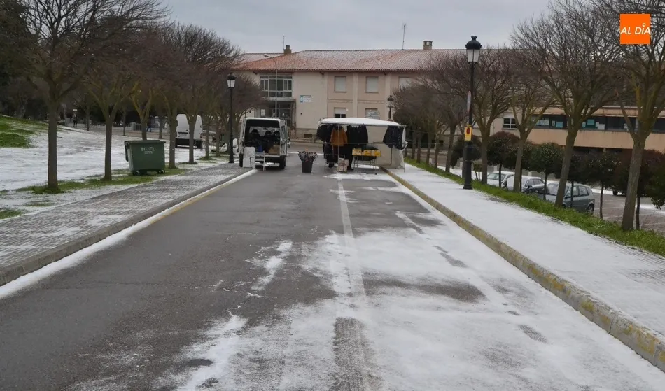 Foto 6 - El temporal deja bajo m&iacute;nimos el mercadillo sabatino  