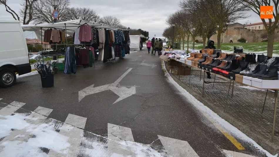 El temporal deja bajo mínimos el mercadillo sabatino  