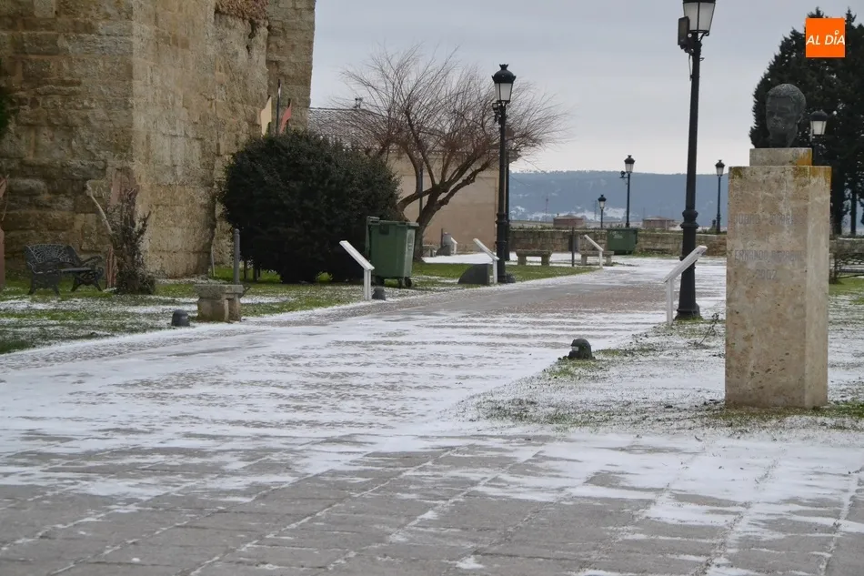 Foto 3 - El temporal deja bajo m&iacute;nimos el mercadillo sabatino  
