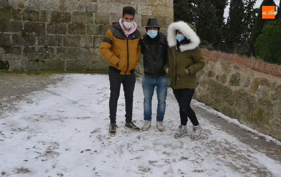 Eh, sácanos una foto: Disfrutando de la nieve  