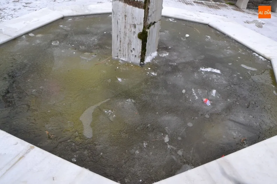 Foto 7 - Las fuentes reflejan con hielo las g&eacute;lidas temperaturas de los &uacute;ltimos d&iacute;as  
