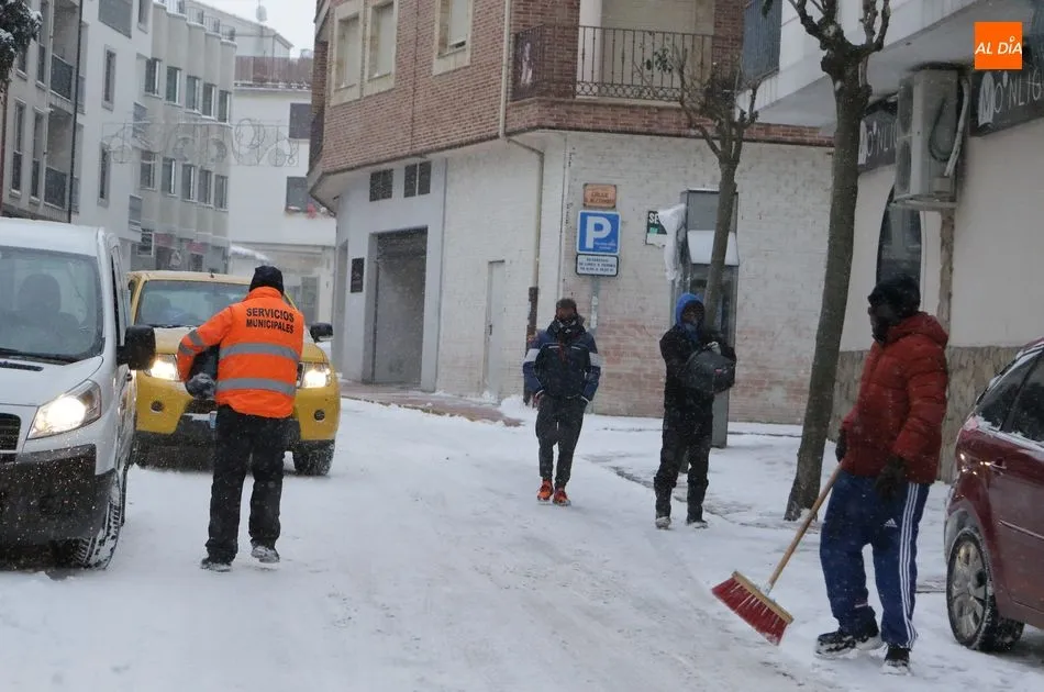 Foto 4 - Amplio operativo municipal para esparcir 3.000 kilos de sal por las calles