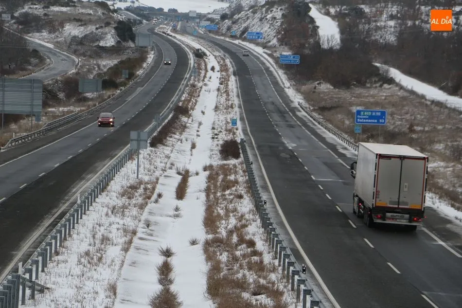 Un camión circula por la A-66 esta tarde - Kiko Robles