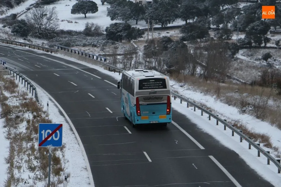 Un autobús circula por la A-66 a la altura de Guijuelo, vía en nivel verde - Kiko Robles