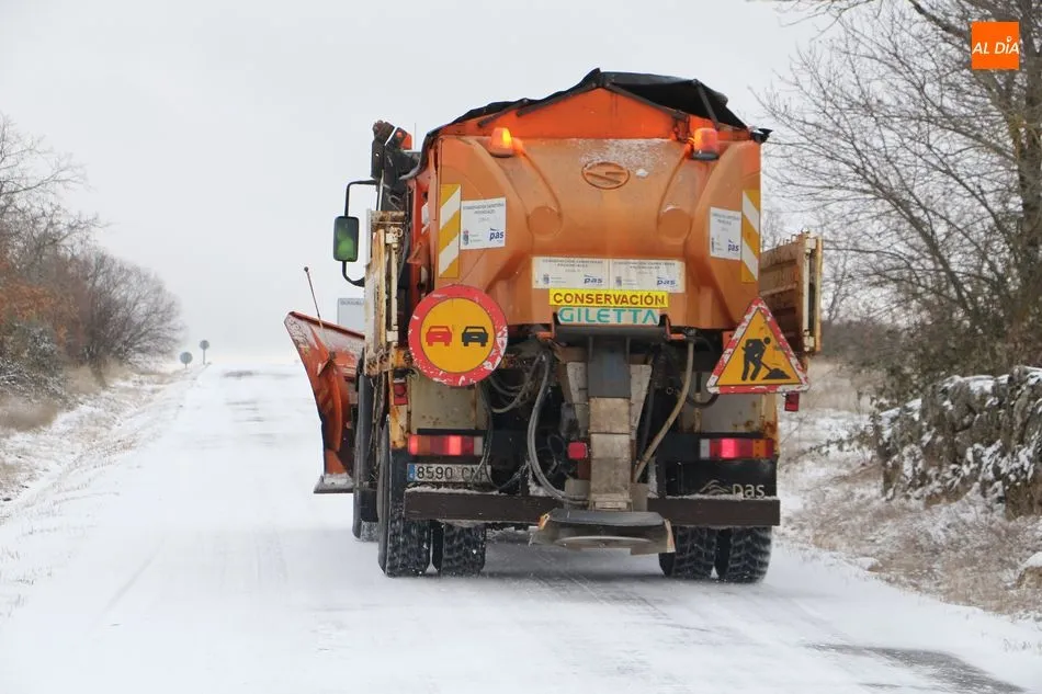 Una máquina quitanieves trabaja en la provincia de Salamanca en la borrasca Filomena - Kiko Robles
