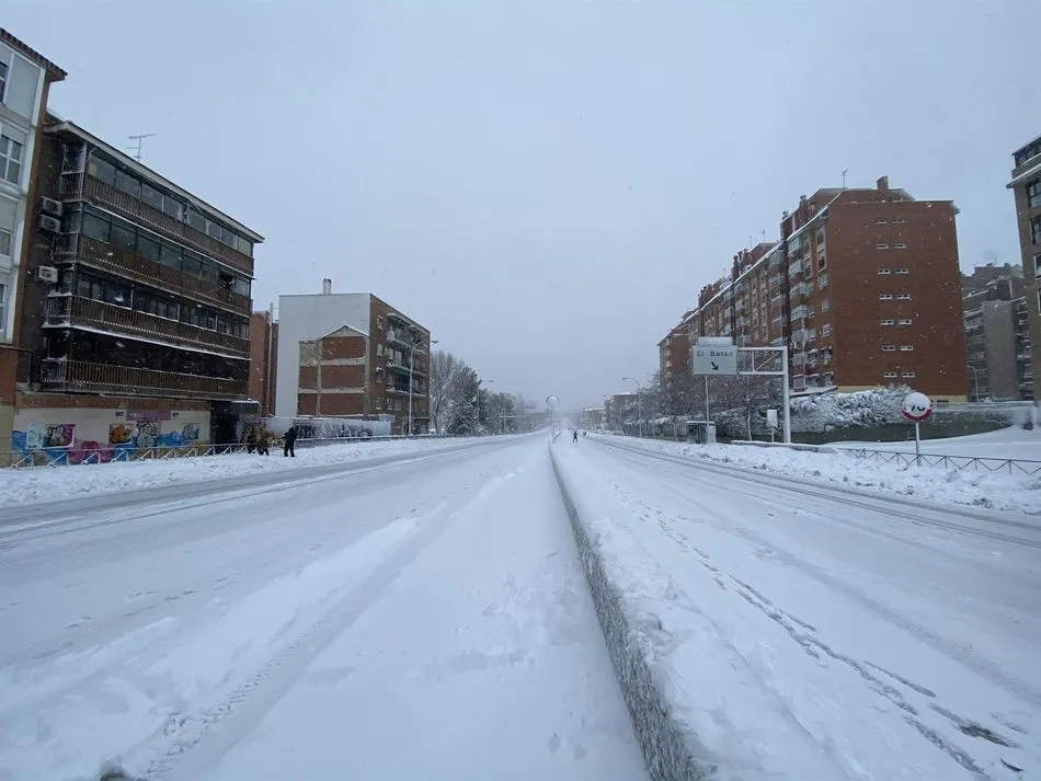 Calzada de la M30 completamente cubierta de nieve en el Paseo de Extremadura a la altura de Batán en Madrid - Europa Press