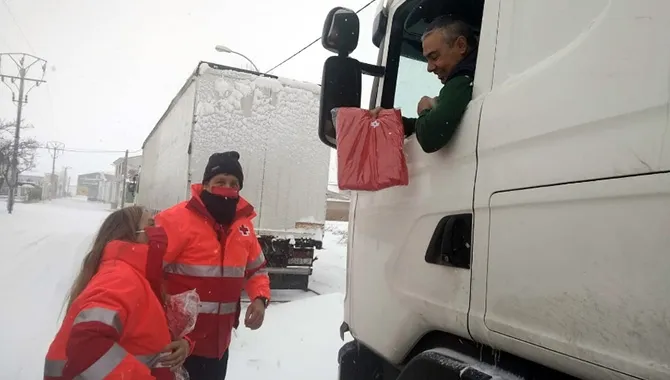Voluntarios y profesionales de Cruz Roja han ayudado este sábado a los camioneros embolsados en Peñaranda por la fuerte nevada