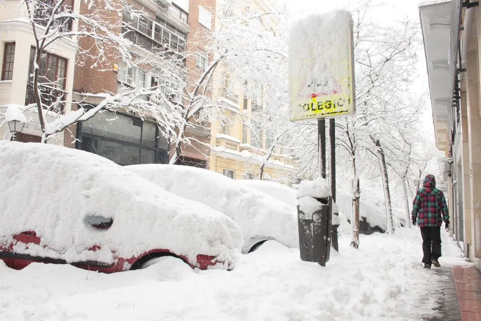 Una persona pasea por una céntrica calle cubierta de nieve en Madrid - Tomás Parra - Europa Press
