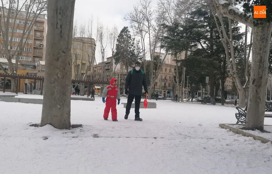 Foto 6 - La nieve sigue atrayendo al p&uacute;blico a los lugares emblem&aacute;ticos de Salamanca