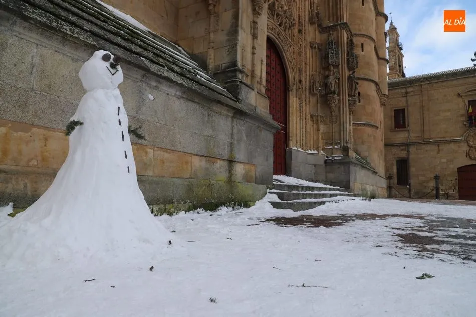 Foto 4 - La nieve sigue atrayendo al p&uacute;blico a los lugares emblem&aacute;ticos de Salamanca