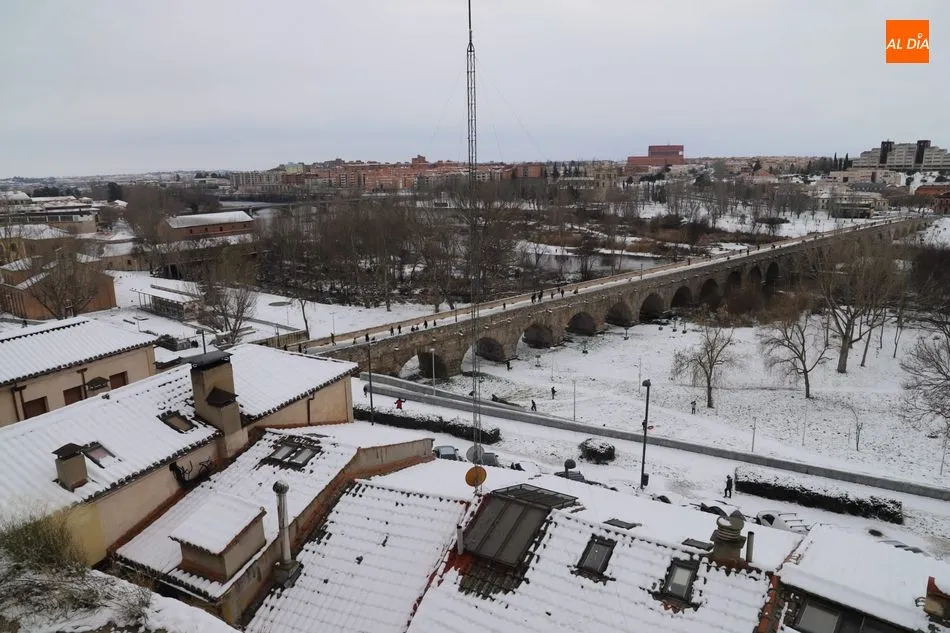 Foto 3 - La nieve sigue atrayendo al p&uacute;blico a los lugares emblem&aacute;ticos de Salamanca