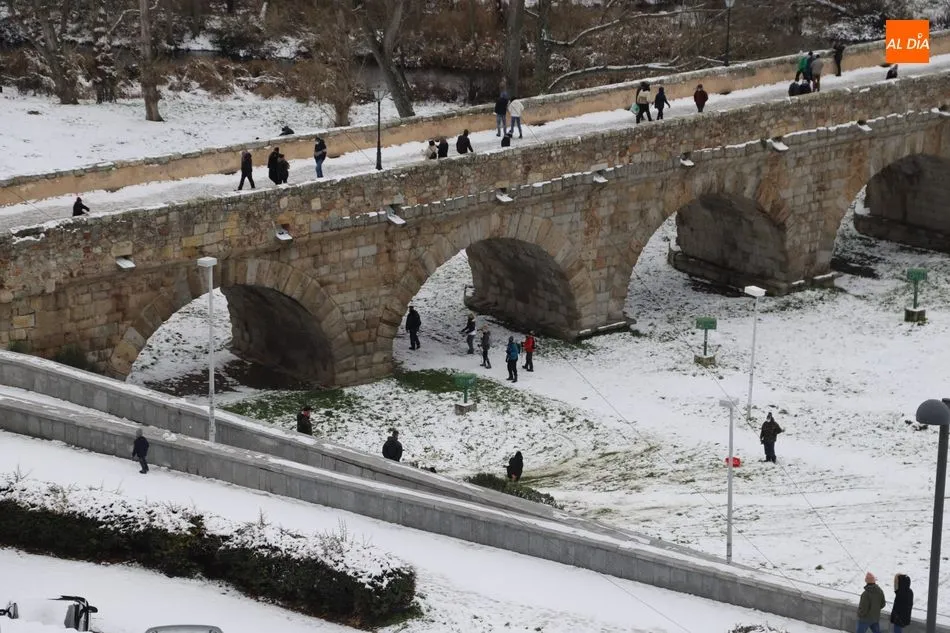 Foto 2 - La nieve sigue atrayendo al p&uacute;blico a los lugares emblem&aacute;ticos de Salamanca