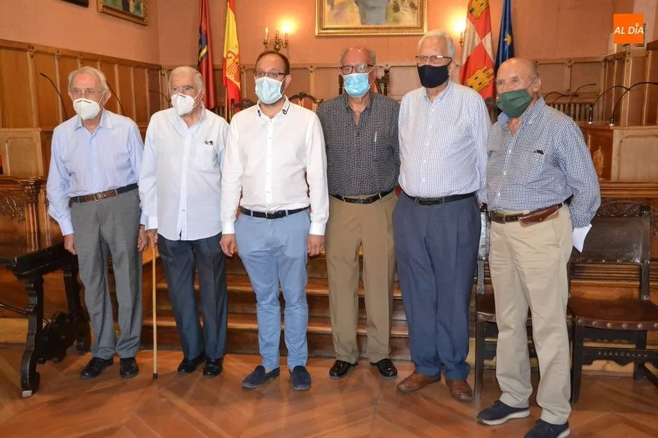 Los integrantes del grupo junto al alcalde Marcos Iglesias