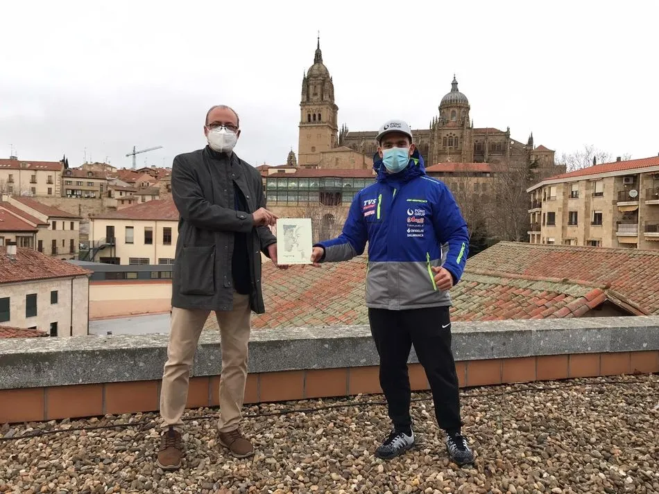 Lorenzo Santolino (dcha.) sellando su acuerdo con Pyfano