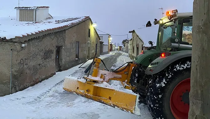 Agricultores locales se ponían en marcha para dar solución a la grave incomunicación provocada por la nevada de la borrasca Filomena. Imágen: Salmoral redes