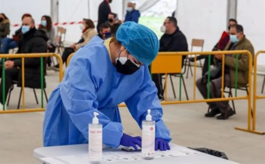 Extremar la precaución y cumplir las normas sanitarias evita contagiarnos y contagiar a los demás. Foto archivo EP