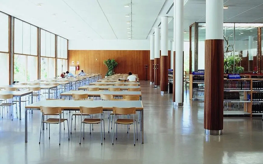 Interior de la biblioteca municipal Torrente Ballester. Foto del Ayuntamiento de Salamanca