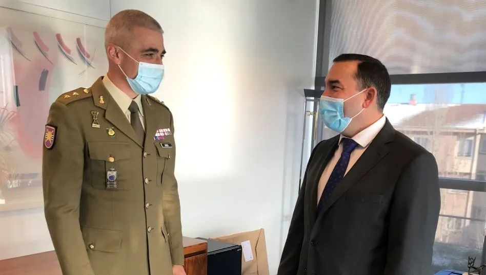 El teniente coronel Ignacio Javier García López, nuevo jefe del Regimiento de Especialidades de Ingenieros número 11, junto al delegado territorial de la Junta en Salamanca, Eloy Ruiz