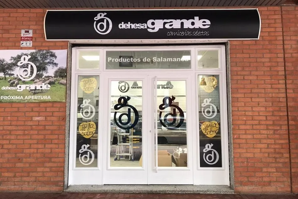 La nueva carnicería franquiciada de Dehesa Grande está ubicada en la calle Miguel Delibes, 5 de Alcalá de Henares
