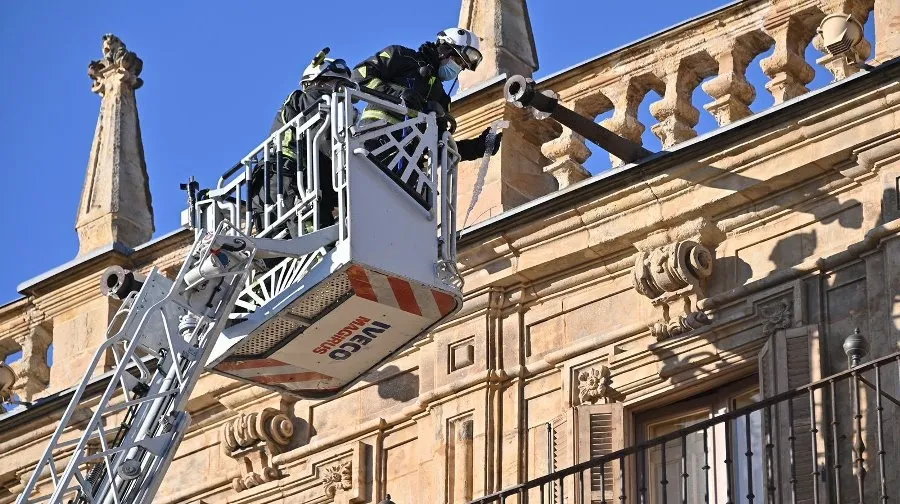 Foto 2 - Espectacular intervenci&oacute;n de los Bomberos para retirar los peligrosos car&aacute;mbanos de la Plaza Mayor
