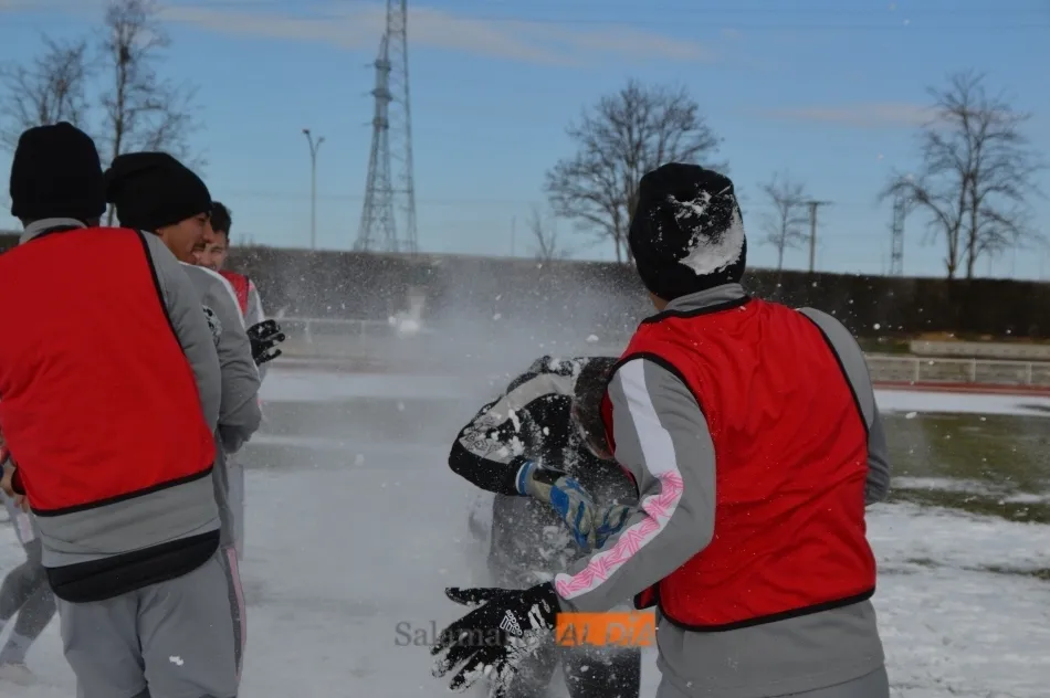 Foto 3 - El entrenamiento m&aacute;s divertido del Salamanca UDS en todo el a&ntilde;o: bolazos, carreras por la nieve y ...
