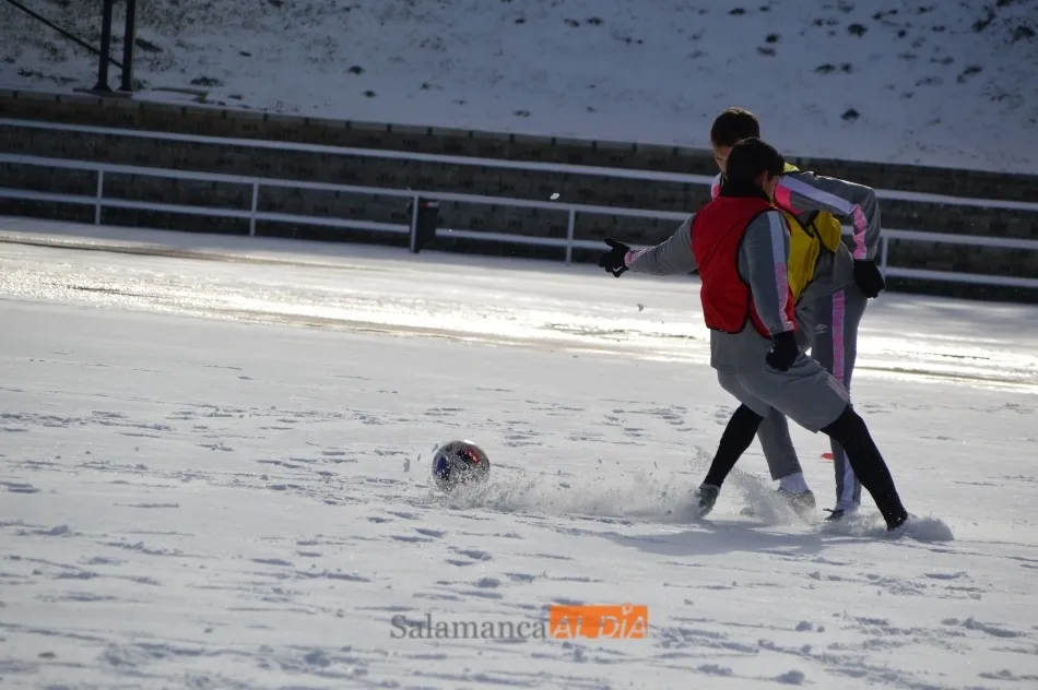 Foto 2 - El entrenamiento m&aacute;s divertido del Salamanca UDS en todo el a&ntilde;o: bolazos, carreras por la nieve y ...