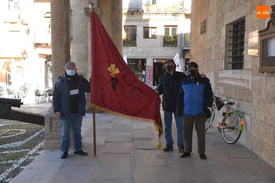 Foto 10 - Colocado el pend&oacute;n de San Sebasti&aacute;n en la balconada de la Casa Consistorial  