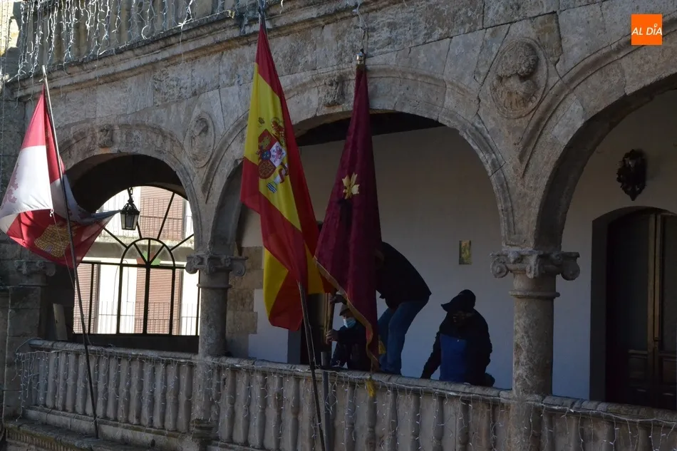 Foto 7 - Colocado el pend&oacute;n de San Sebasti&aacute;n en la balconada de la Casa Consistorial  