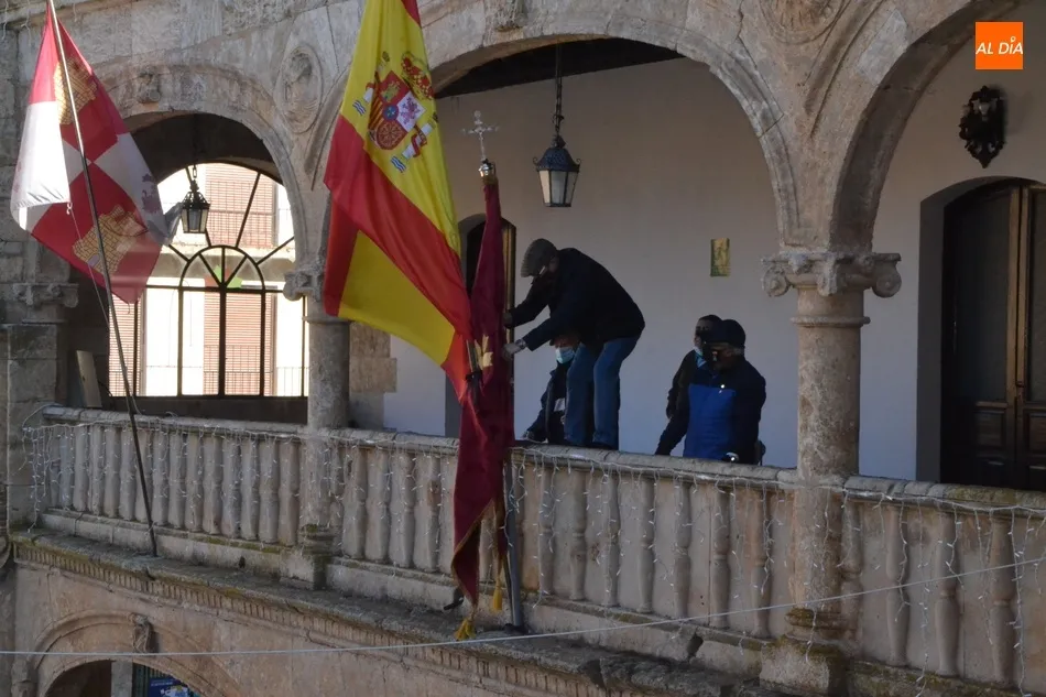 Colocado el pendón de San Sebastián en la balconada de la Casa Consistorial  