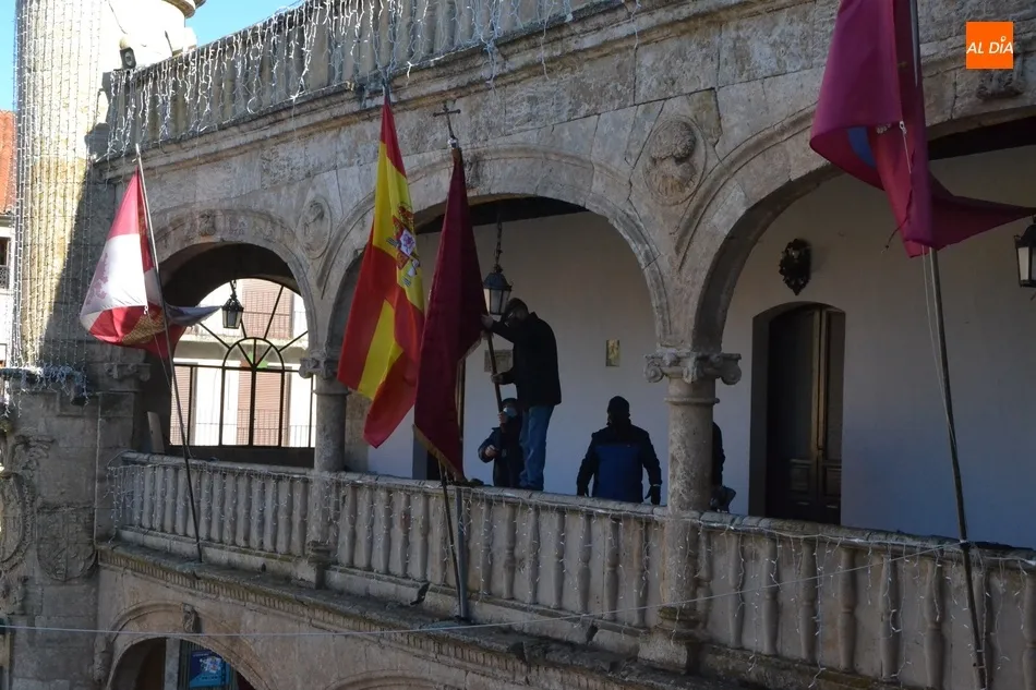 Foto 8 - Colocado el pend&oacute;n de San Sebasti&aacute;n en la balconada de la Casa Consistorial  
