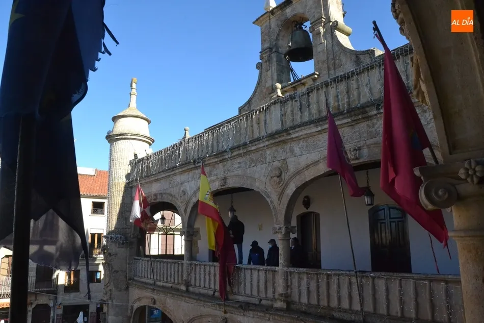 Foto 6 - Colocado el pend&oacute;n de San Sebasti&aacute;n en la balconada de la Casa Consistorial  