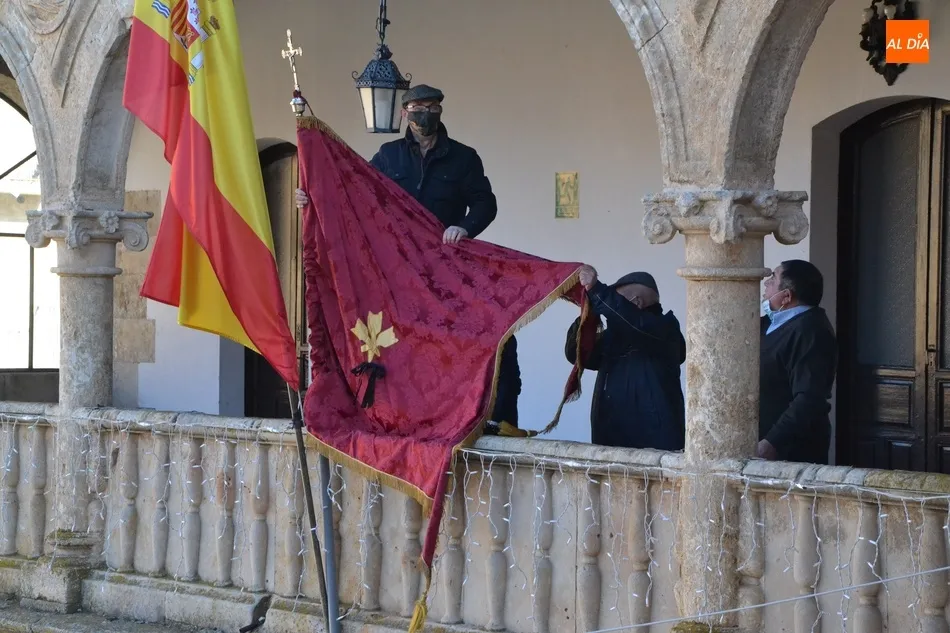 Foto 5 - Colocado el pend&oacute;n de San Sebasti&aacute;n en la balconada de la Casa Consistorial  