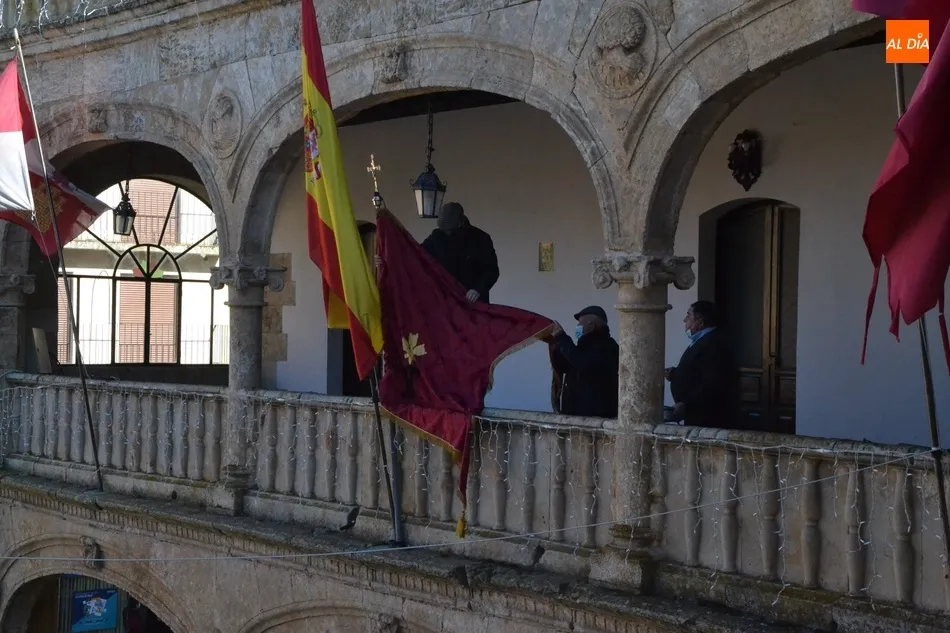 Foto 4 - Colocado el pend&oacute;n de San Sebasti&aacute;n en la balconada de la Casa Consistorial  