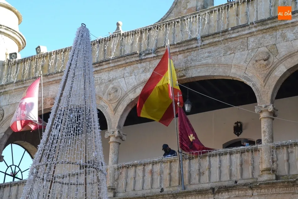 Foto 3 - Colocado el pend&oacute;n de San Sebasti&aacute;n en la balconada de la Casa Consistorial  