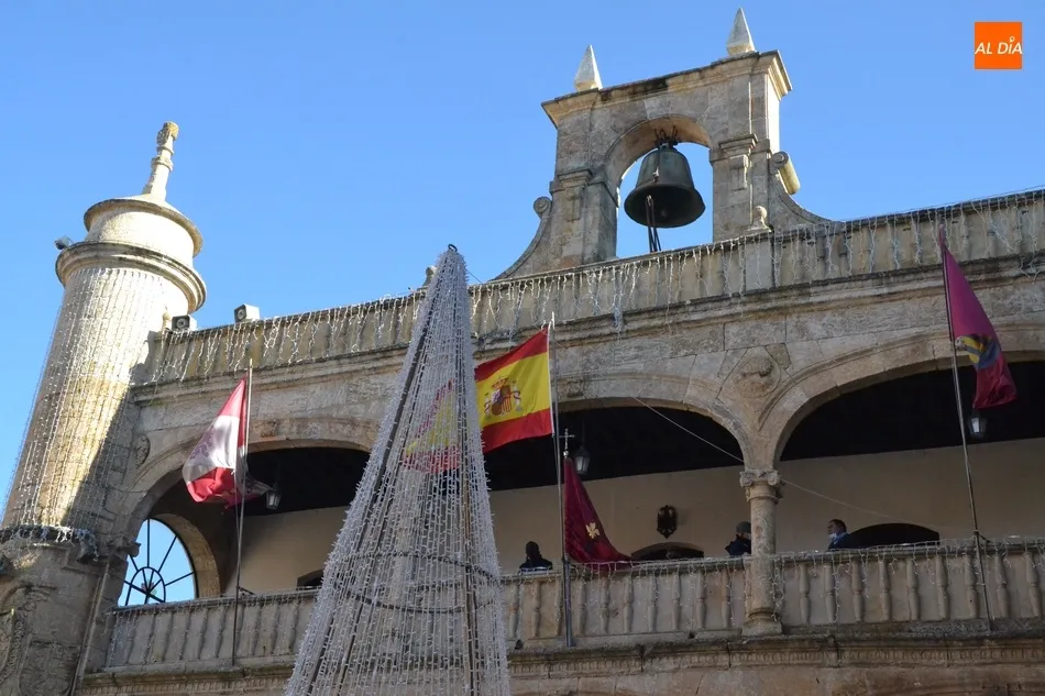 Foto 2 - Colocado el pend&oacute;n de San Sebasti&aacute;n en la balconada de la Casa Consistorial  