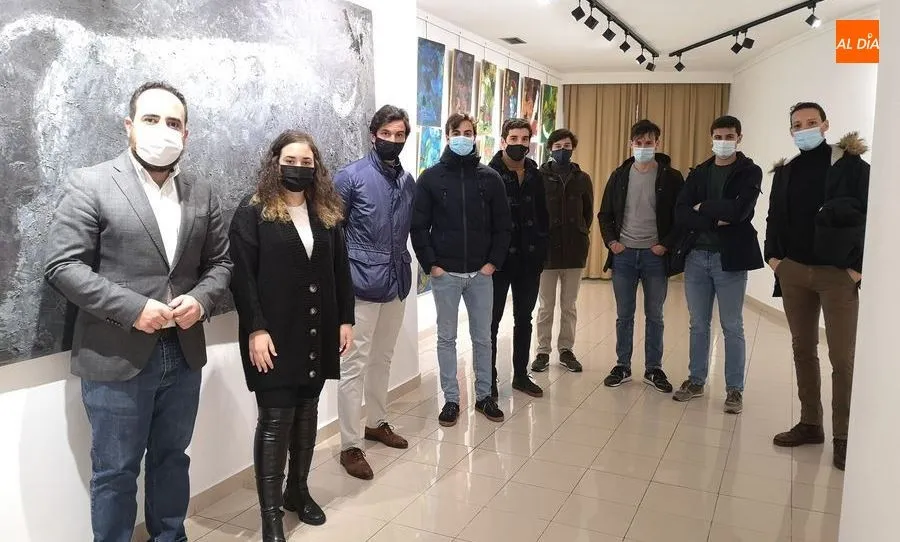 El concejal de Juventud, Daniel Llanos, y la artista Raquel de la Iglesia, a la izquierda, en la apertura de esta exposición en el Espacio Joven