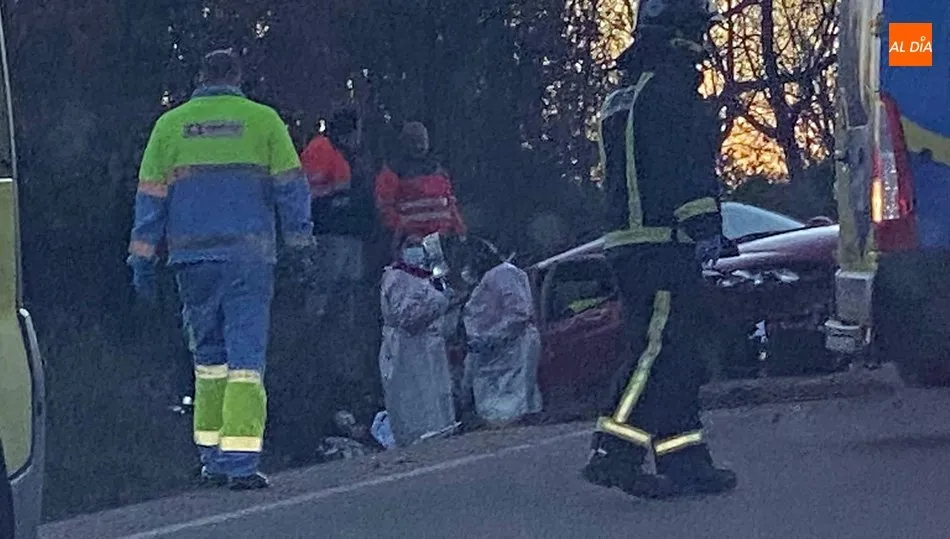 En el vehículo viajaban tres personas y al menos una mujer ha resultado herida / FOTO: M. C. MARTÍN